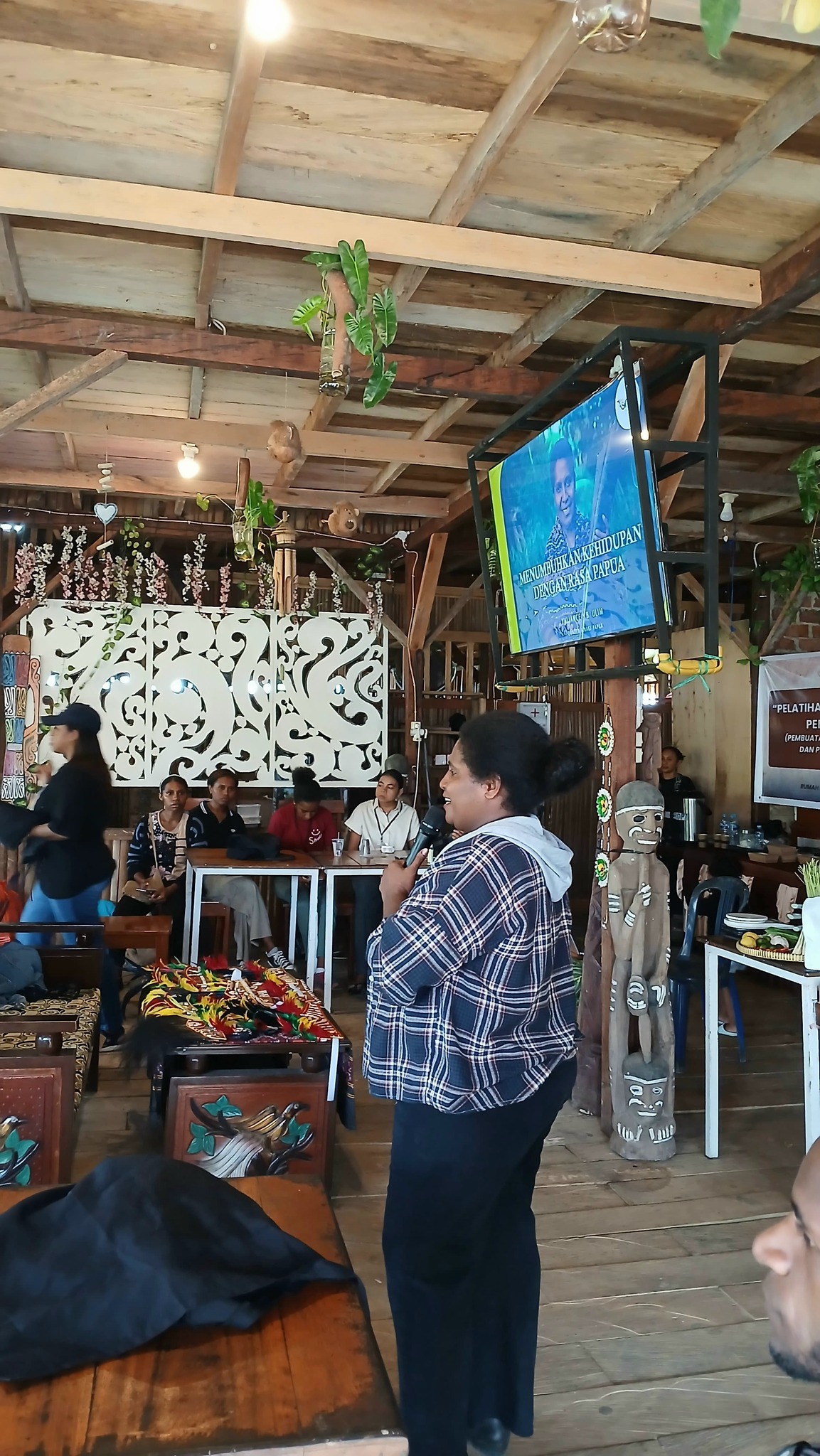 Pelatihan Kewirausahaan pemuda Adat Domberai oleh Sinagi Papua